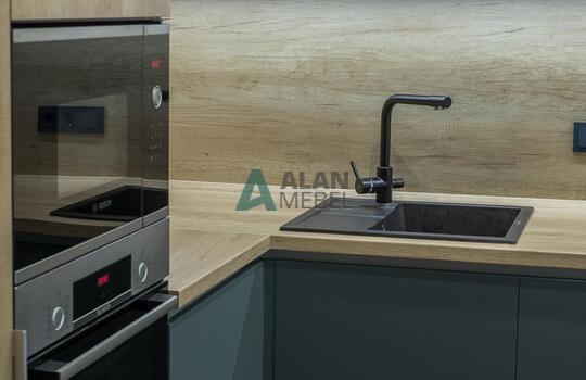 Угловая кухня под дерево с зелеными фасадами из феникса (FENIX) 