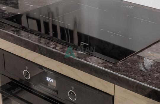 современная п-образная кухня из шпона ясеня бежевого цвета с черной глянцевой столешницей 