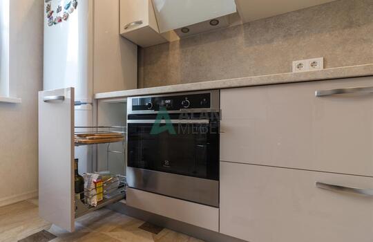 угловая глянцевая акриловая кухня светлого оттенка на заказ 