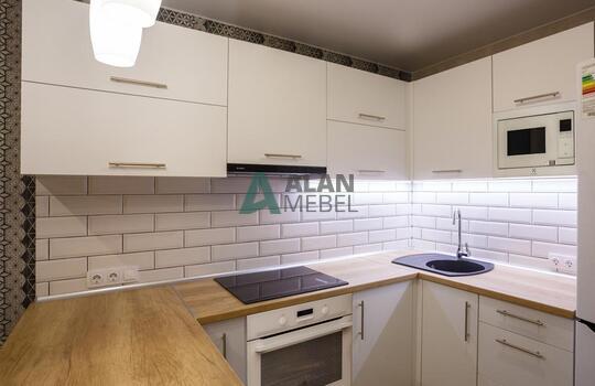 Акриловая кухня бежевого цвета с деревянной столешницей и барной стойкой на заказ 