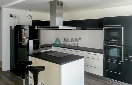 большая черно-белая кухня с глянцевыми фасадами и островом на заказ 