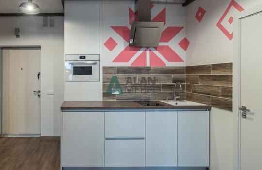 Белая кухня без ручек со встроенной техникой 