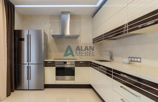 угловая кухня глянцевая со вставками натурального шпона под лаком на заказ 