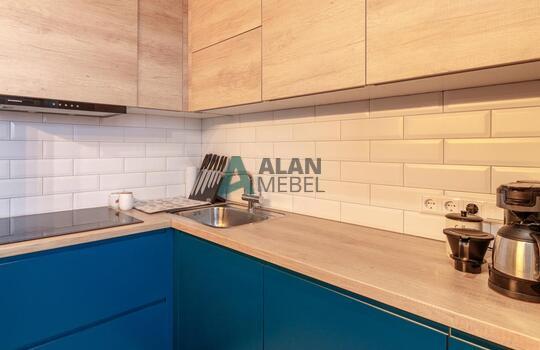 Встроенная кухня под дерево с островом в стиле лофт 