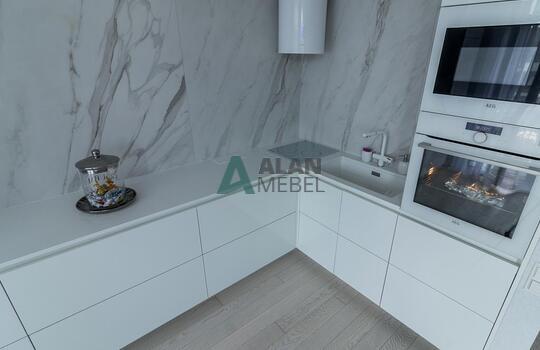 Угловая кухня без ручек из глянцевого акрила Senosan 