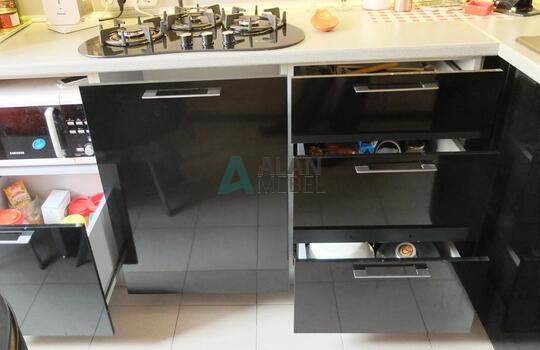 черная кухня из пластика в маленькую кухню на заказ по размерам 