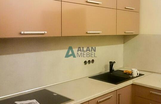 бежевая угловая кухня из пластика с ручками по индивидуальному размеру в минске 