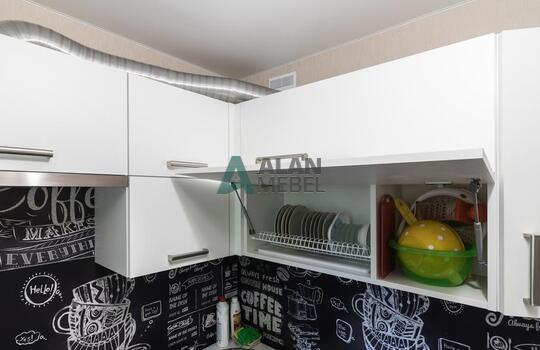 Современная строгая кухня с фасадами из древесно стружечной плиты в серо-белых тонах 