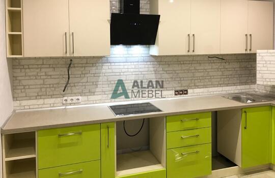 глянцевая Г-образная кухня с белым верхом, салатовым низом и серой столешницей на заказ 