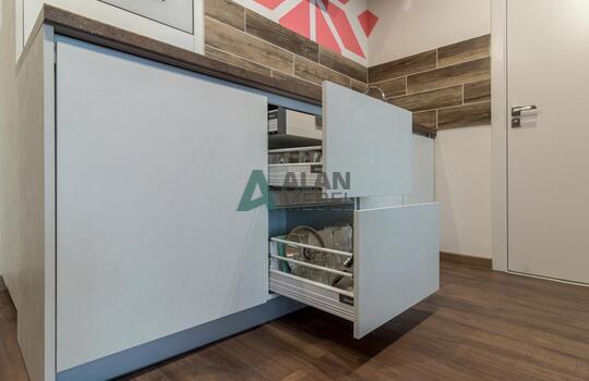 Белая кухня без ручек со встроенной техникой 