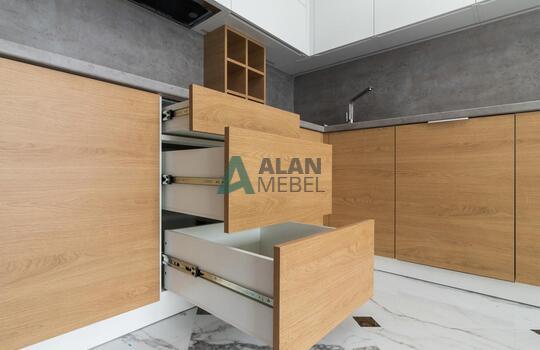 Кухня современная угловая с белым верхом и бежевым низом без ручек по индивидуальному размеру 