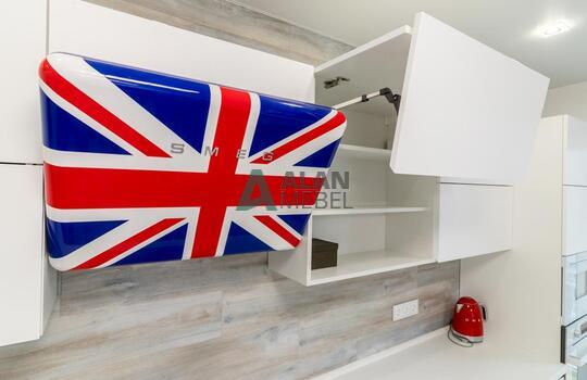 Угловая светлая кухня с матовыми фасадами из МДФ, без ручек 