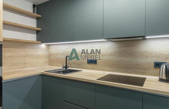 Угловая кухня под дерево с зелеными фасадами из феникса (FENIX) 