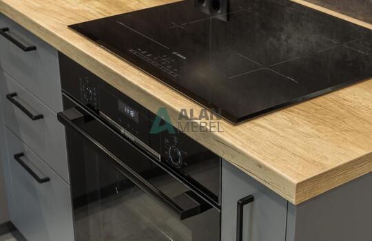 Современная угловая кухня с барной стойкой 