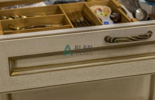 Угловая кухня из массива ясеня с патиной по индивидуальным размерам 