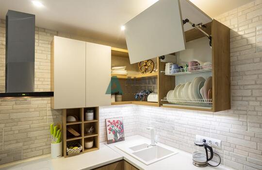 угловая акриловая кухня и ДСП под дерево в светлых отттенках и современном стиле на заказ 