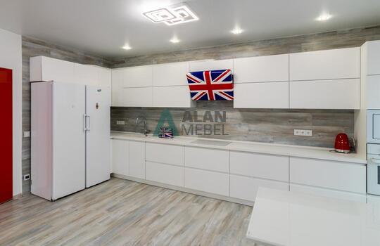 Угловая светлая кухня с матовыми фасадами из МДФ, без ручек 