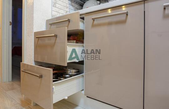 прямая встроенная кухня с глянцевыми фасадами в светлых оттенках 