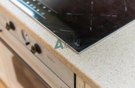 прямая кухня из пленочного МДФ бежевого цвета с рамозными фасадами на заказ в Минске 