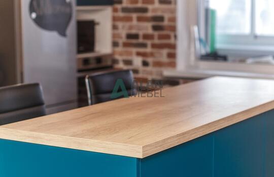 Встроенная кухня под дерево с островом в стиле лофт 