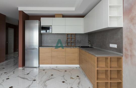 Кухня современная угловая с белым верхом и бежевым низом без ручек по индивидуальному размеру 