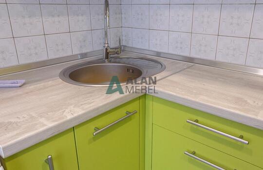 Г-образная кухня желтого цвета со столешницей под светлое дерево по индивидуальному размеру 