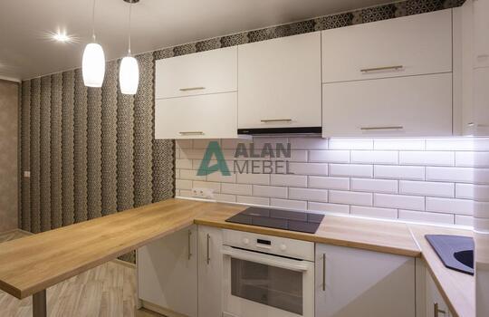 Акриловая кухня бежевого цвета с деревянной столешницей и барной стойкой на заказ 