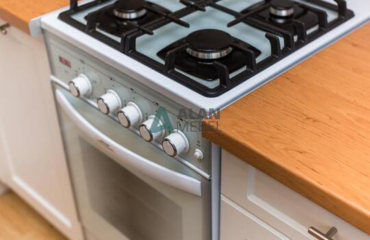 угловая кухня белого цвета с рамочными фасадами и стеклом на заказ 