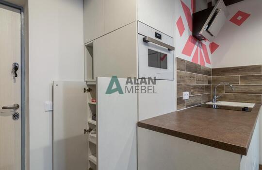 Белая кухня без ручек со встроенной техникой 