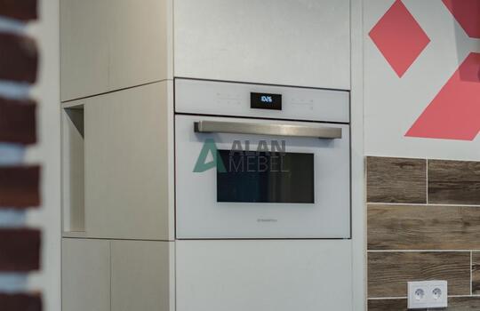 Белая кухня без ручек со встроенной техникой 