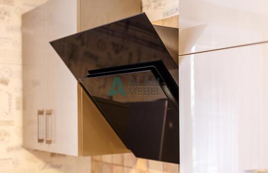 глянцевая акриловая кухня с темным низом и светлым верхом на заказ в квартиру 