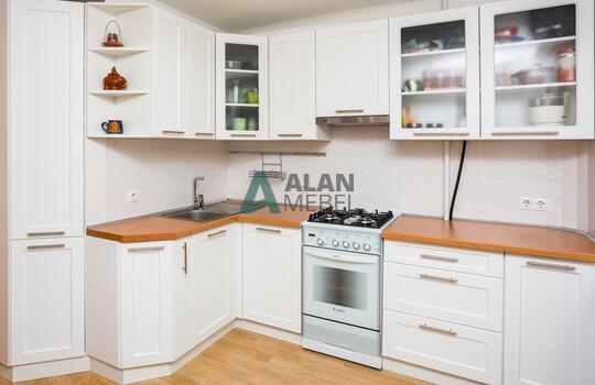 угловая кухня белого цвета с рамочными фасадами и стеклом на заказ 
