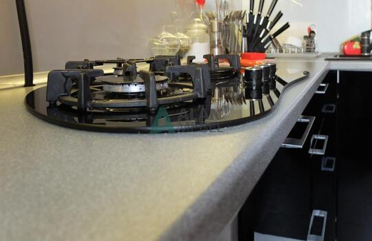 черная кухня из пластика в маленькую кухню на заказ по размерам 