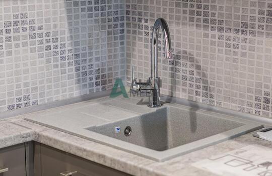 Угловая современная кухня под потолок 