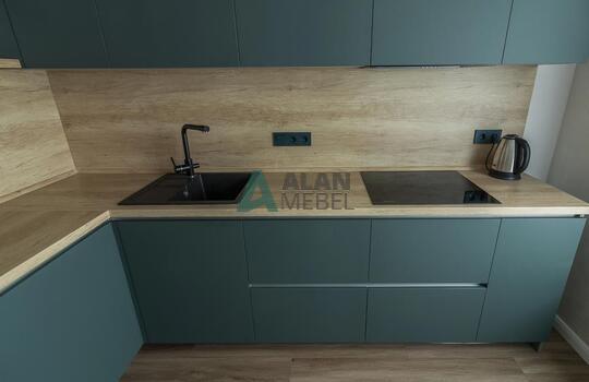 Угловая кухня под дерево с зелеными фасадами из феникса (FENIX) 