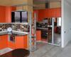 большая Г-образная кухня оранжевого цвета с темной столешницей под заказ по индивидуальным размерам