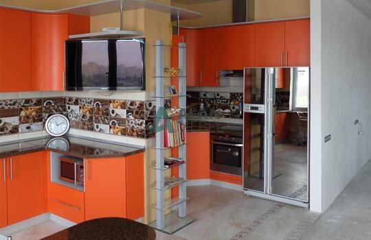 большая Г-образная кухня оранжевого цвета с темной столешницей под заказ по индивидуальным размерам 