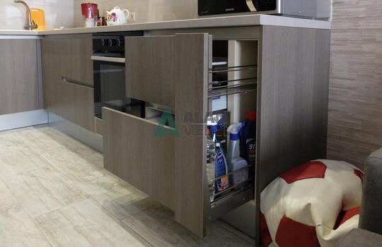 маленькая Г-образная кухня с глянцевыми фасадами белого цвета верх и серого цвета низ без ручек 