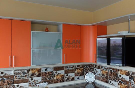 большая Г-образная кухня оранжевого цвета с темной столешницей под заказ по индивидуальным размерам 