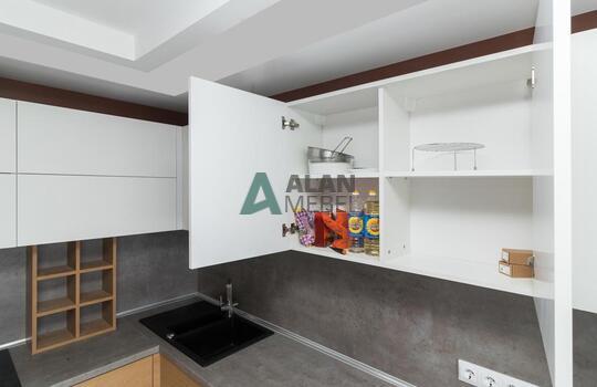 Кухня современная угловая с белым верхом и бежевым низом без ручек по индивидуальному размеру 