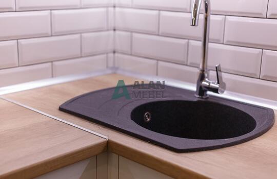 Акриловая кухня бежевого цвета с деревянной столешницей и барной стойкой на заказ 