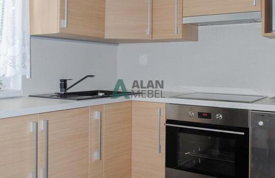 Бежевая кухня под окно угловая с фасадами из древесно стружечной плиты 