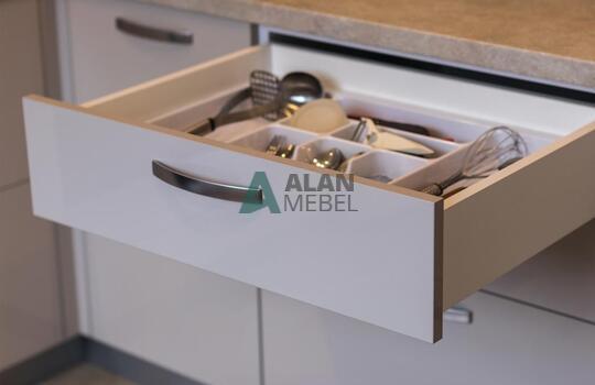 угловая глянцевая акриловая кухня светлого оттенка на заказ 