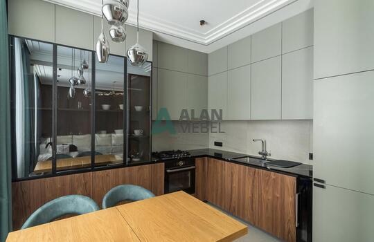 Стильная угловая кухня, фасады МДФ глянцевый со вставками из натурального шпона под лаком 