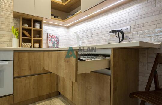 угловая акриловая кухня и ДСП под дерево в светлых отттенках и современном стиле на заказ 