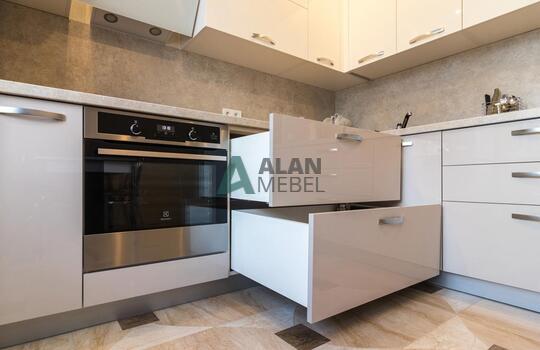 угловая глянцевая акриловая кухня светлого оттенка на заказ 