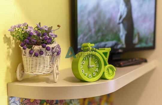 Г-образная кухня желтого цвета со столешницей под светлое дерево по индивидуальному размеру 