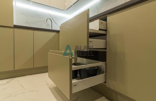 Угловая кухня без ручек со встроенной техникой 