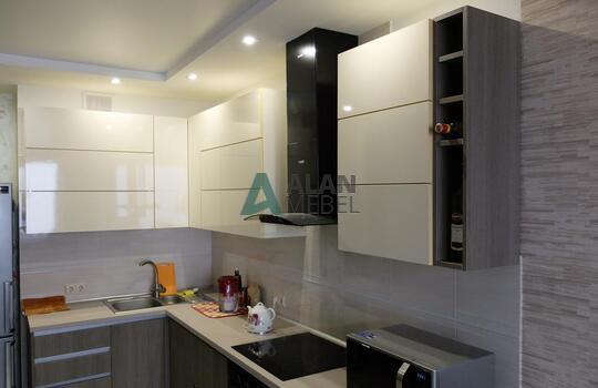 маленькая Г-образная кухня с глянцевыми фасадами белого цвета верх и серого цвета низ без ручек 