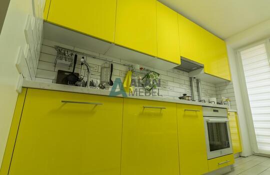 Желтая кухня без ручек со встроенной техникой 